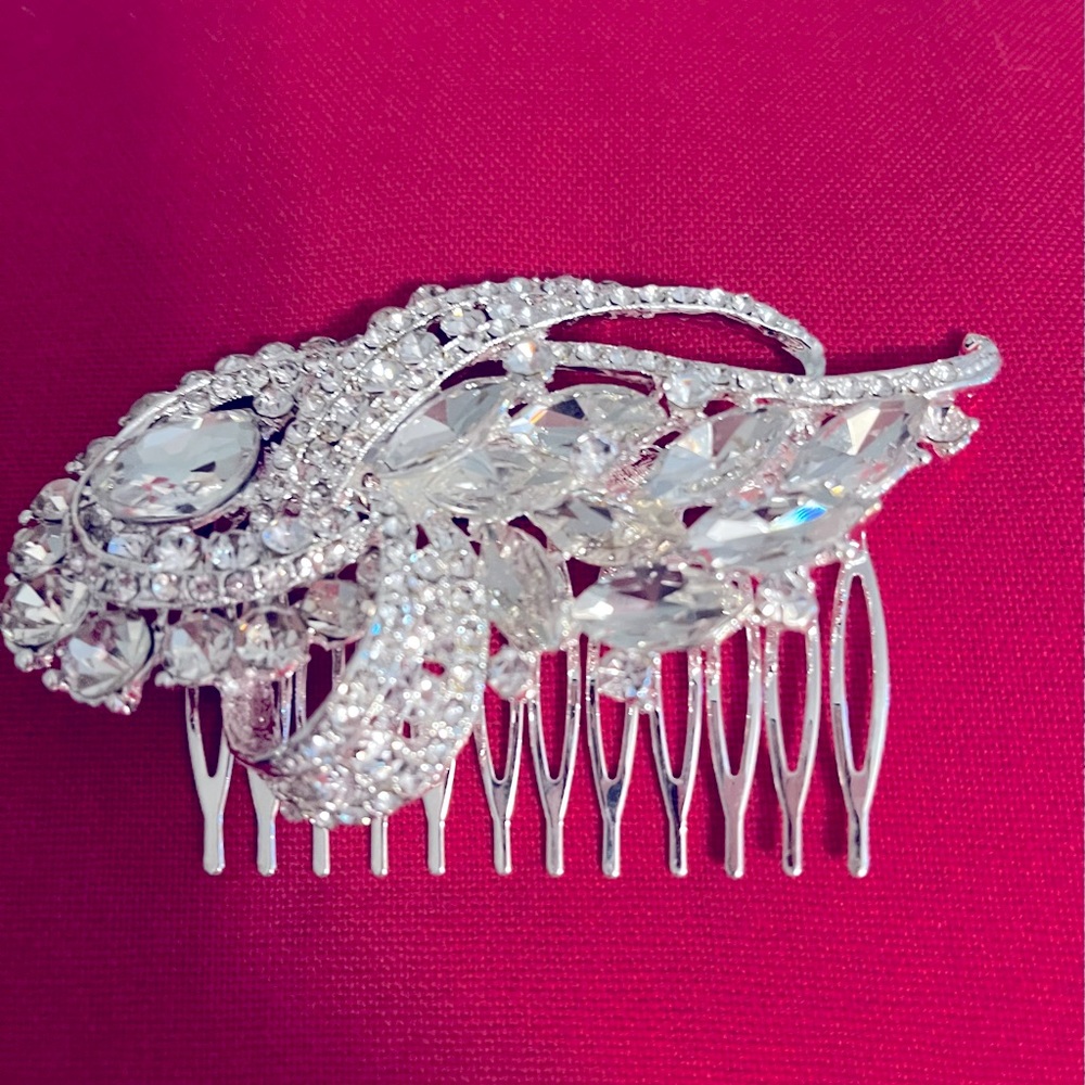 Crystal intricate hair comb. Brand new Great for wedding, proms, etc